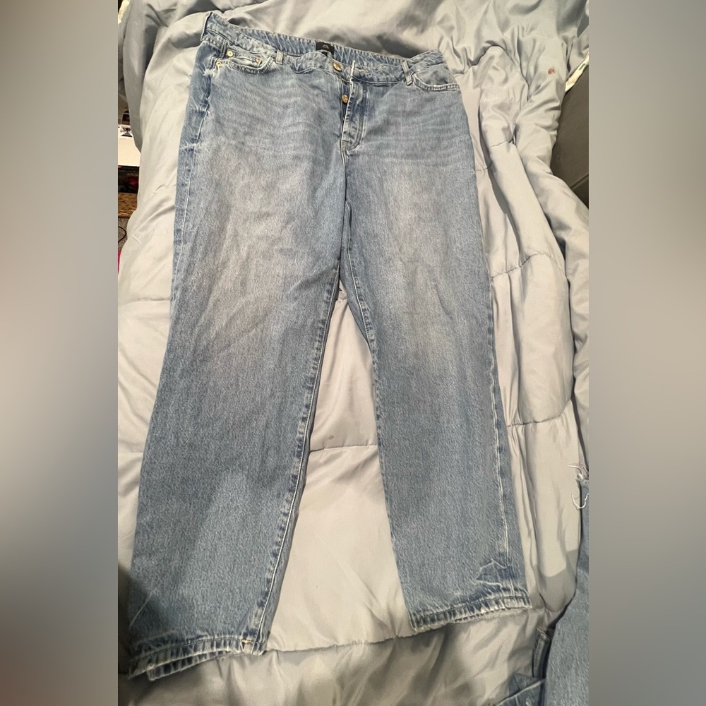 High rise mom jeans. Gold colored buttons